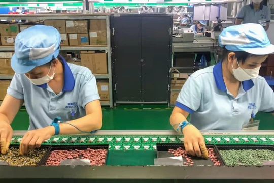 Một nhà máy sản xuất linh kiện âm thanh đặt tại ngoại ô Hà Nội. Các nhà sản xuất nước ngoài đang di chuyển nhà xưởng ra các tỉnh thành cấp 2 (ảnh: Liên Hoàng - Nikkei Asia)
