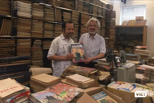 Ông Nguyễn Phi Dũng (bên phải) giới thiệu kho báo của mình.