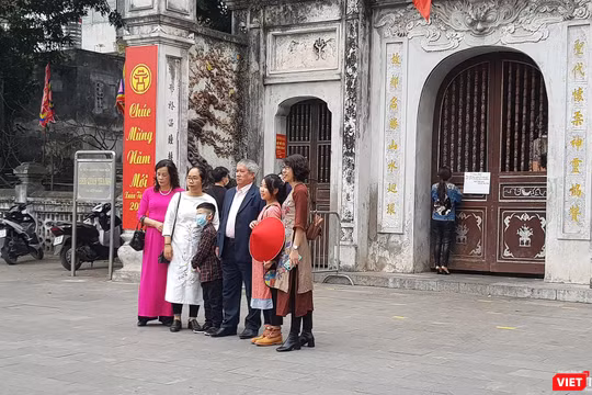 Đền Quán Thánh, một số du khách dừng lại để chụp ảnh