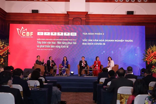 Các diễn giả thảo luận tại Diễn đàn quốc gia thường niên Văn hoá với doanh nghiệp 2021