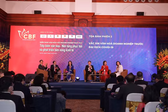 Các diễn giả thảo luận tại Diễn đàn quốc gia thường niên Văn hoá với doanh nghiệp 2021
