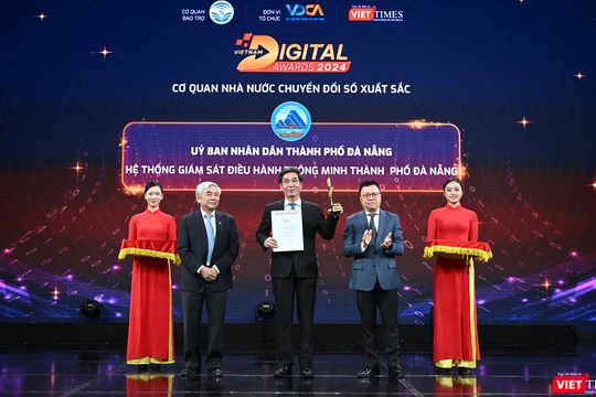 Ông Lê Quốc Minh, Ủy viên Trung ương Đảng, Phó trưởng ban Tuyên giáo và Dân vận Trung ương, Tổng biên tập báo Nhân Dân, Chủ tịch Hội nhà báo Việt Nam và TS Nguyễn Quân, nguyên Bộ trưởng Bộ Khoa học và Công nghệ trao cúp và chứng nhận vinh danh đơn vị đạt Giải thưởng Chuyển đổi số Việt Nam 2024.