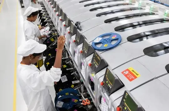 Công nhân đang lắp ráp điện thoại tại một nhà máy của Foxconn ở Tamil Nadu, Ấn Độ (ảnh: Bloomberg)