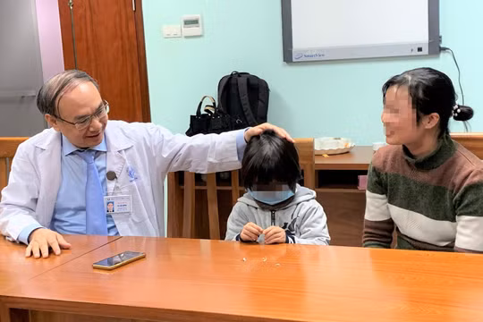  TS. Vũ Chí Dũng cùng với 2 mẹ con cháu HV