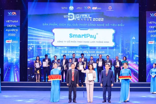 SmartPay nhận Giải thưởng Chuyển đổi số 2022 - Giải thưởng tôn vinh những thành tựu chuyển đổi số xuất sắc của cơ quan Nhà nước, đơn vị sự nghiệp, doanh nghiệp và cá nhân, thúc đẩy công cuộc chuyển đổi số quốc gia. 