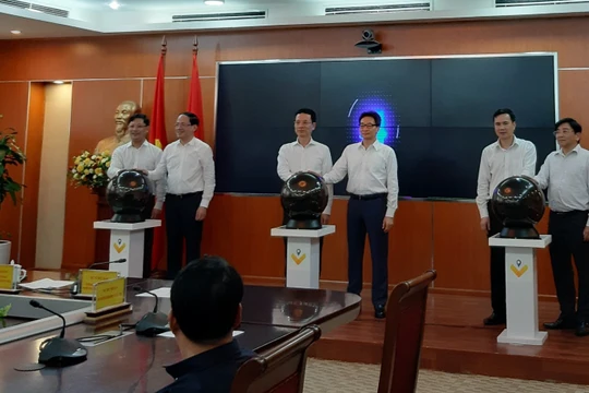 Phó Thủ tướng Vũ Đức Đam bấm nút khai trương mã địa chỉ bưu chính Vposcode