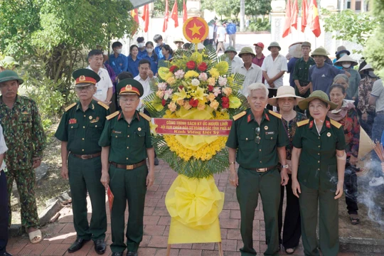 Đại diện Công trình sách Ký ức người lính dâng hoa viếng liệt sỹ