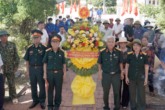 Đại diện Công trình sách Ký ức người lính dâng hoa viếng liệt sỹ