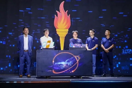 Đại diện FPT và Base.vn bấm nút hoàn tất thương vụ đầu tư.