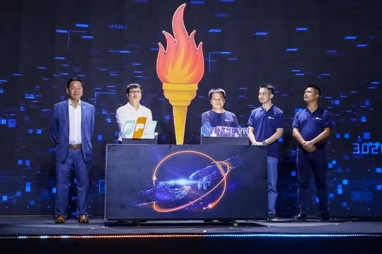 Đại diện FPT và Base.vn bấm nút hoàn tất thương vụ đầu tư.