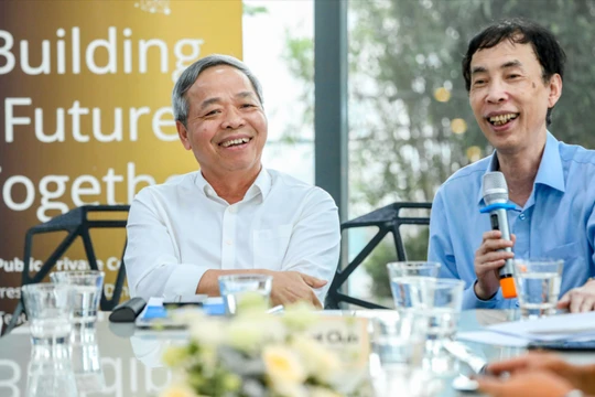 Chủ tịch CMC Nguyễn Trung Chính (bên trái) và chuyên gia kinh tế Võ Trí Thành