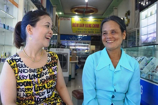 Chị chủ cửa hàng điện thoại và người phụ nữ đến mua thẻ cào (ảnh: báo Thanh Niên)