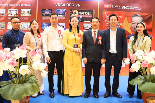 Đại tướng Phan Văn Giang - Bộ trưởng Bộ Quốc phòng thăm gian trưng bày của Hội Truyền thông số Việt Nam. 