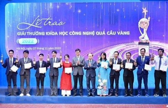 10 cá nhân xuất sắc nhận giải thưởng KHCN Quả cầu vàng 2022 (ảnh: TTXVN)