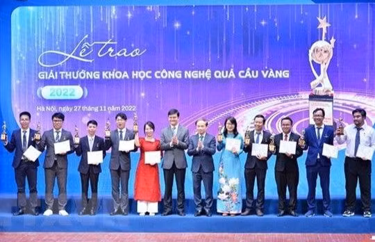10 cá nhân xuất sắc nhận giải thưởng KHCN Quả cầu vàng 2022 (ảnh: TTXVN)