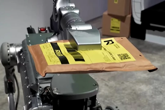 Robot giao hàng (ảnh cắt từ clip)
