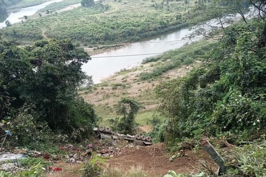 hiện trường xe đầu kéo rơi xuống vực (ảnh báo Giao thông)