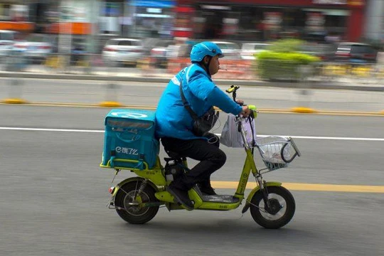 Shipper giao đồ ăn ở Trung Quốc của hãng Ele.me (ảnh: KR.Asia)