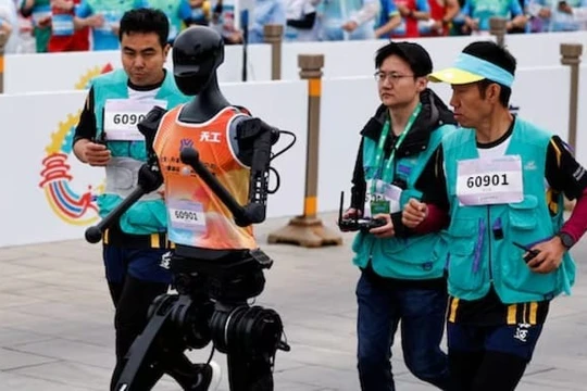 Robot hình người chạy bán marathon. Ảnh: Indian Today