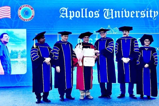 Ông Hoàng Đức Thảo (đứng giữa) nhận danh hiệu tại 2 trường Đại học