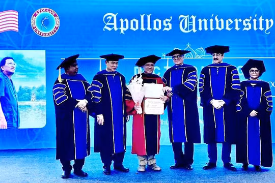 Ông Hoàng Đức Thảo (đứng giữa) nhận danh hiệu tại 2 trường Đại học