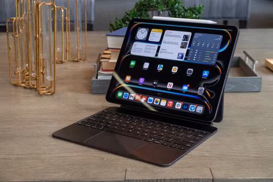 iPad Pro M4 cùng bàn phím Magic Keyboard mới (Ảnh: Engadget)