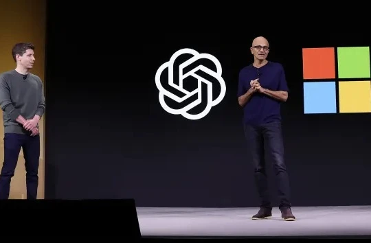 Ông Altman (trái) và ông Nadella tại sự kiện OpenAI DevDay, tổ chức hôm 6 tháng 11 năm 2023 tại San Francisco (ảnh Getty Images)