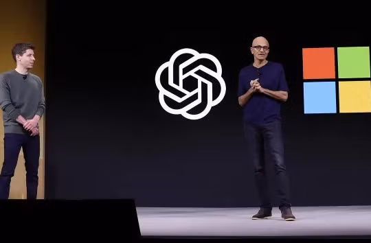 Ông Altman (trái) và ông Nadella tại sự kiện OpenAI DevDay, tổ chức hôm 6 tháng 11 năm 2023 tại San Francisco (ảnh Getty Images)