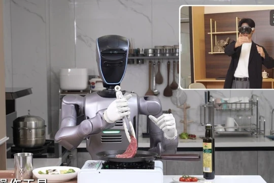Robot hình người chế biến bít tết thông qua một người điều khiển từ khoảng cách 1.800 km. Ảnh: SCMP