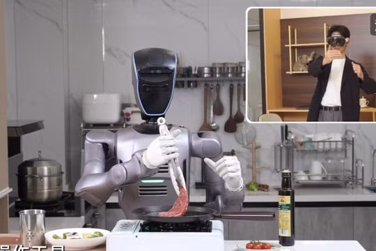 Robot hình người chế biến bít tết thông qua một người điều khiển từ khoảng cách 1.800 km. Ảnh: SCMP