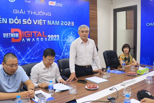 Chủ tịch VDCA Nguyễn Minh Hồng chúc mừng VietTimes nhân dịp 21.6.