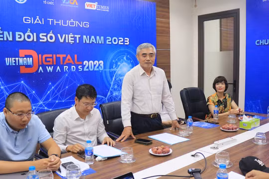 Chủ tịch VDCA Nguyễn Minh Hồng chúc mừng VietTimes nhân dịp 21.6.