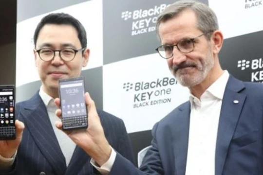 ông Alain Lejeune (bên phải) khi còn làm việc cho TCL