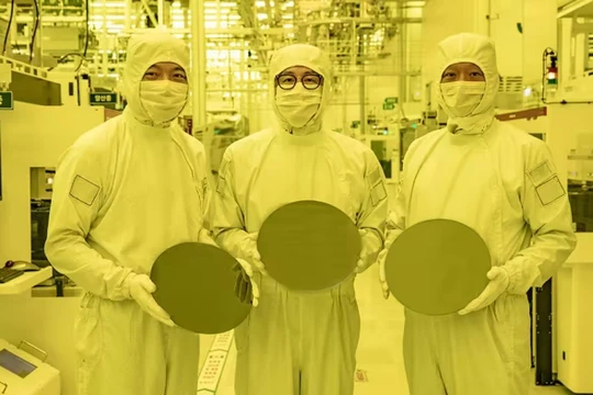 Nhân viên của Samsung Electronics cầm các tấm wafer bên trong cơ sở sản xuất ở Hwaseong, Hàn Quốc (ảnh: Samsung Electronics) 