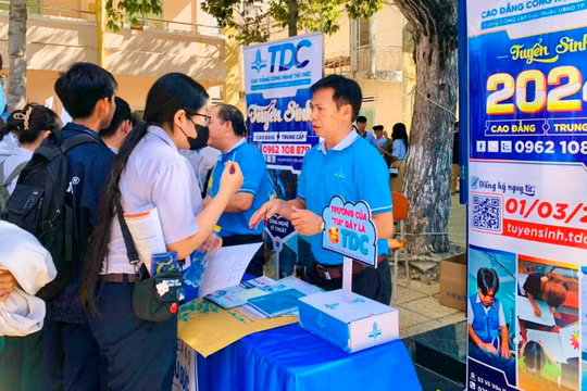 Cần có các chương trình đào tạo cho thanh niên nông thôn và đối tượng yếu thế về kỹ năng số để thu hẹp khoảng cách số. 