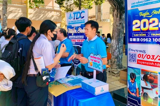 Cần có các chương trình đào tạo cho thanh niên nông thôn và đối tượng yếu thế về kỹ năng số để thu hẹp khoảng cách số. 