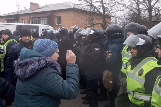 Người dân Ukraina đụng độ với cảnh sát (ảnh AFP)