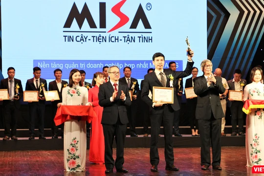 Ông Lê Hồng Quang nhận cúp và bằng khen Giải thưởng Chuyển đổi số Việt Nam 2020