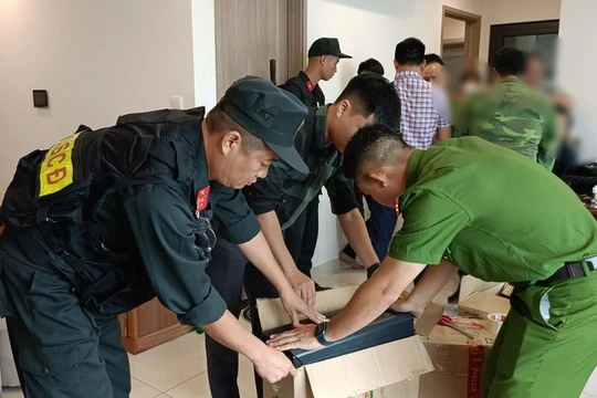 Lực lượng công an thu giữ các công cụ và tài liệu liên quan trong vụ án (ảnh: CA Bắc Giang)