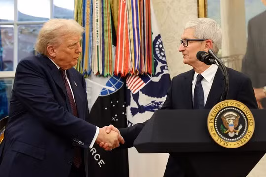 Tổng thống Donald Trump và CEO Apple Tim Cook. Ảnh: Reuters