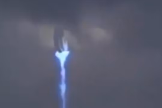 Vật thể lạ dường như xuất hiện giữa luồng ánh sáng xanh (ảnh cắt từ clip)