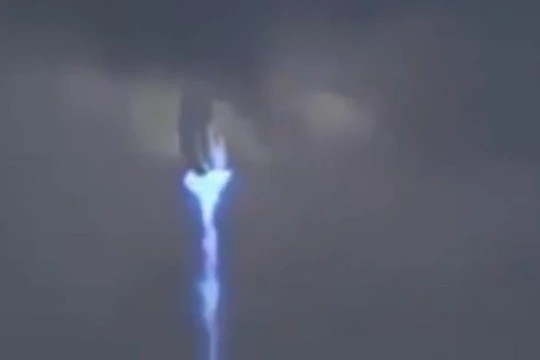 Vật thể lạ dường như xuất hiện giữa luồng ánh sáng xanh (ảnh cắt từ clip)