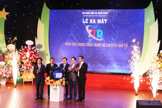 Các lãnh đạo Hội Nghệ nhân và Thương hiệu bấm nút ra mắt Viện Ứng dụng công nghệ và Chuyển đổi số