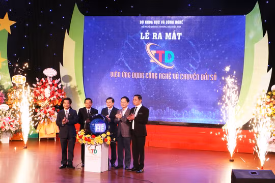 Các lãnh đạo Hội Nghệ nhân và Thương hiệu bấm nút ra mắt Viện Ứng dụng công nghệ và Chuyển đổi số