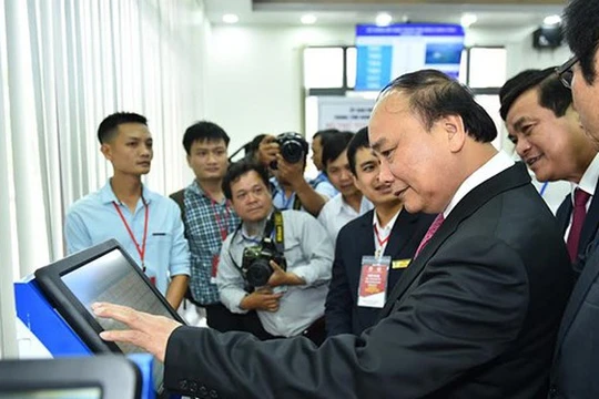 Thủ tướng tham quan Trung tâm hành chính công và xúc tiến đầu tư tỉnh Quảng Nam (ảnh: báo Quảng Nam)