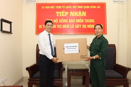 Nhiều cá nhân và đơn vị đã hưởng ứng cứu trợ cho các địa phương bị thiệt hại do thiên tai, bão lũ (ảnh: Đăng Khoa)