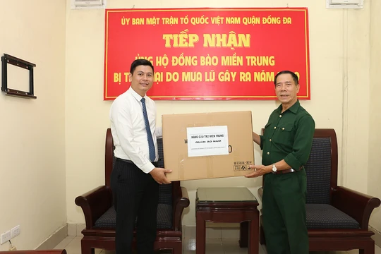 Nhiều cá nhân và đơn vị đã hưởng ứng cứu trợ cho các địa phương bị thiệt hại do thiên tai, bão lũ (ảnh: Đăng Khoa)