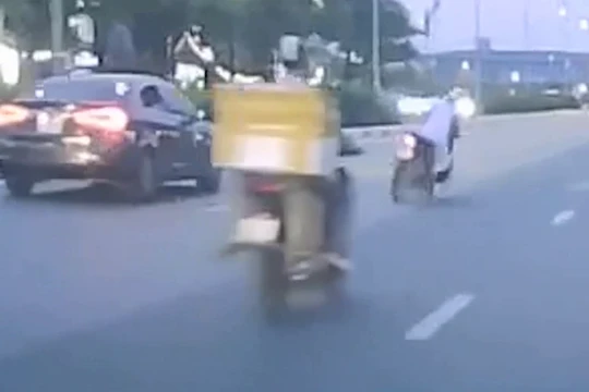 Tai nạn xe máy vì vướng áo chống nắng