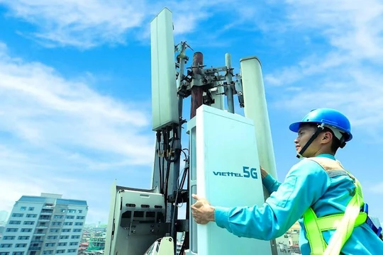 Kỹ sư Viettel triển khai lắp đặt trạm thu phát sóng 5G