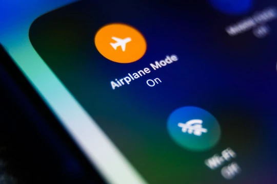 Chế độ máy bay trên điện thoại. Ảnh: Wired